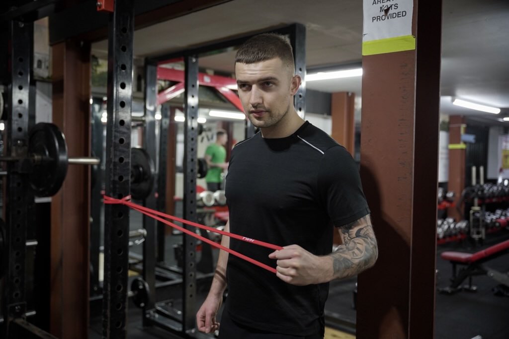 Resistance Bands vs Dumbbells – Which is Better for Your Workout? - TWH